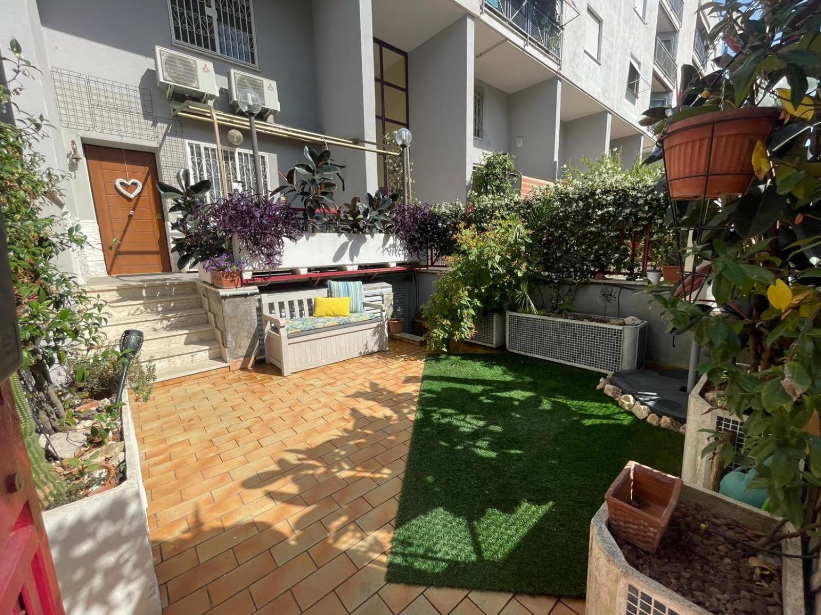 Intero Con Giardino E Parcheggio Rom